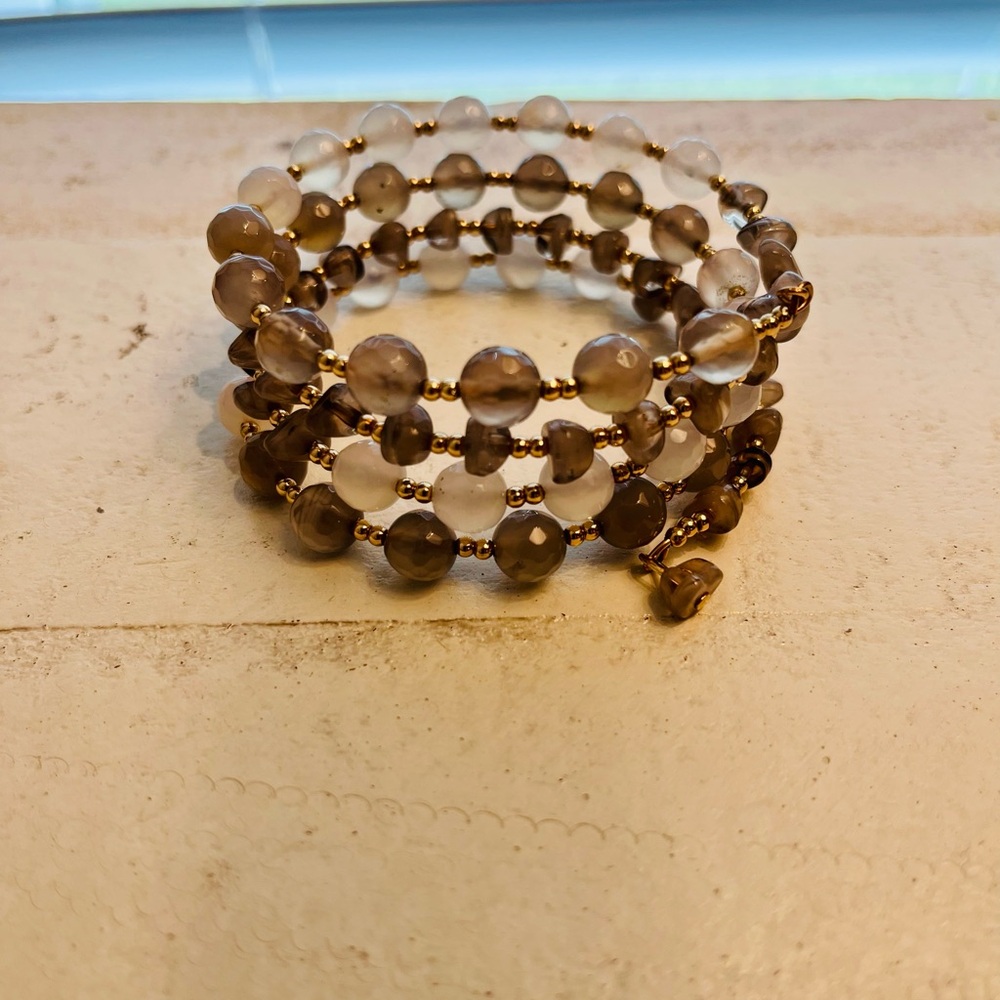 Elegant Versona Beaded Bracelet with Gold Accents